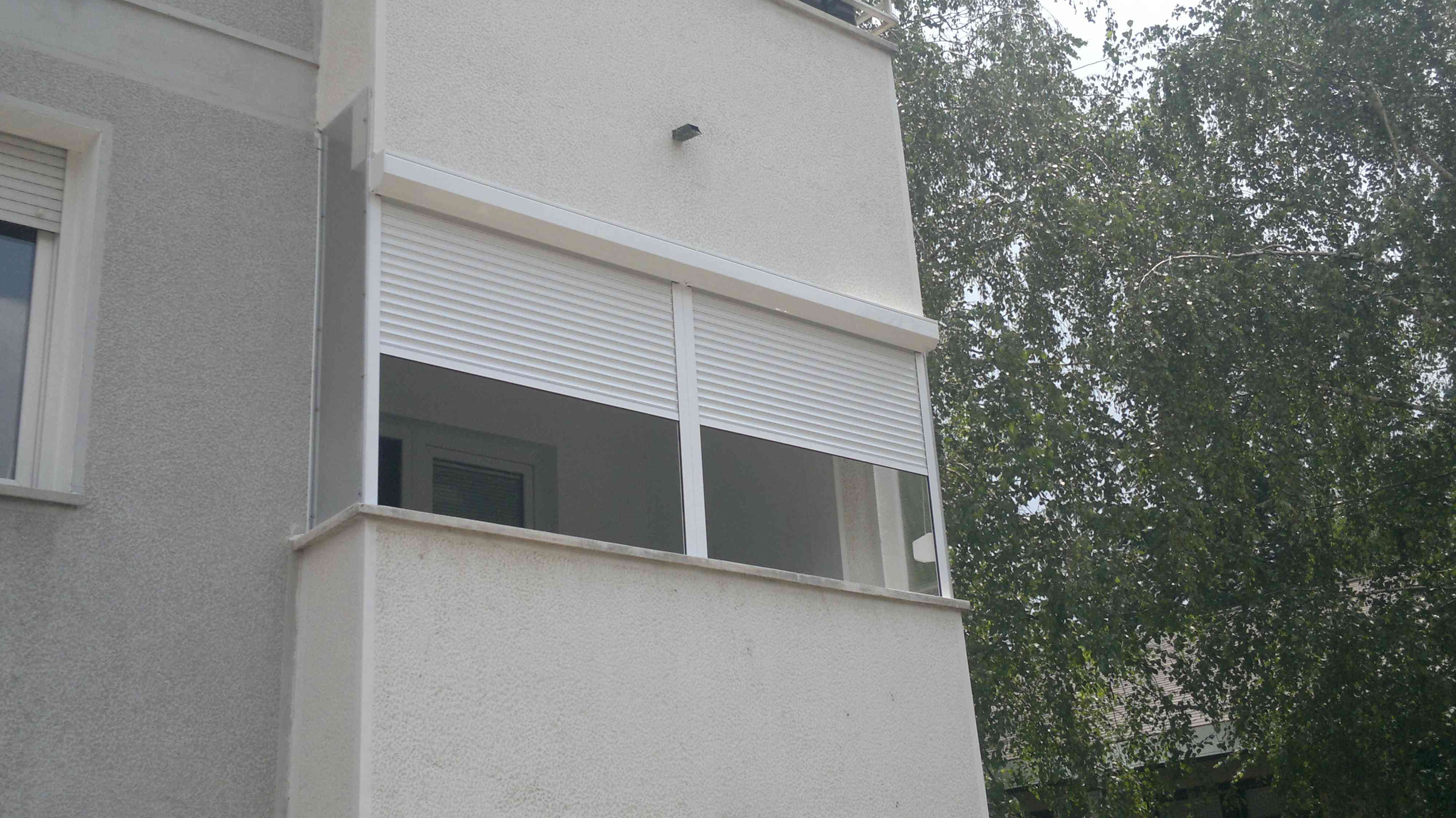 Završeni rad na terasi — postavljene roletne na terasi